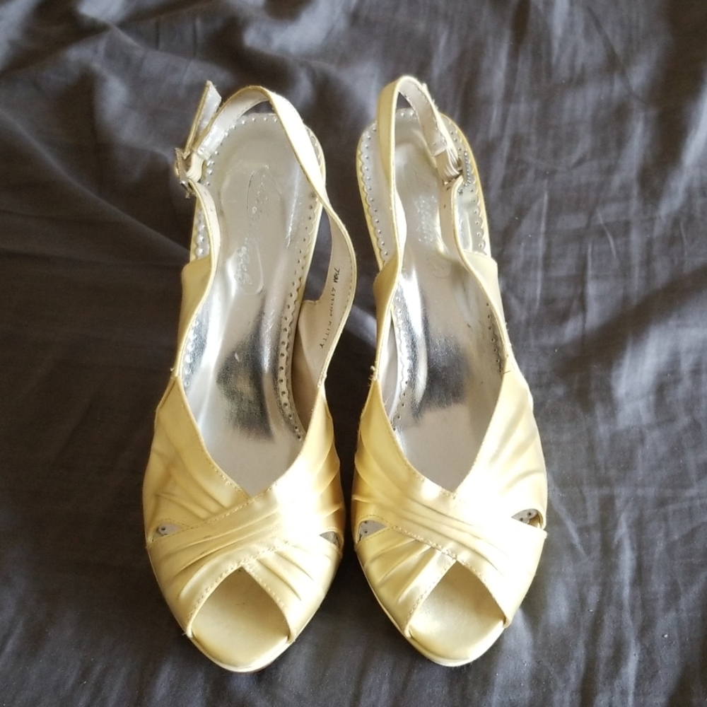 Michaelangelo Kitty Pep Toe light yellow high heel